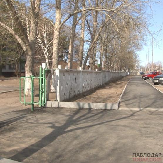 Заасфальтировать подъездные пути к 28 городским школам планируют коммунальщики до начала следующего учебного года