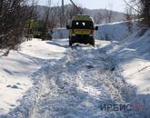 Из-за застрявшего в снегу реанимобиля беременную пациентку пришлось нести на руках в Павлодарской области