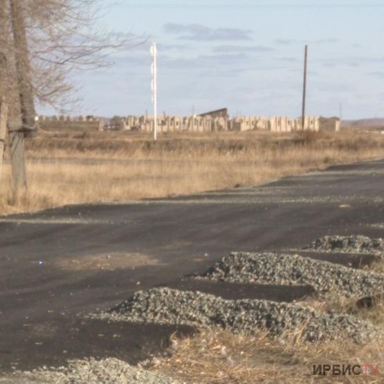 «Американские горки»: сельскую дорогу в Павлодарской области отремонтировали с большими дефектами