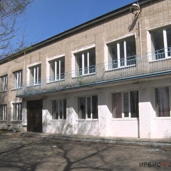 Легкая добыча: в Павлодаре неохраняемое здание колледжа разворовывают мародеры