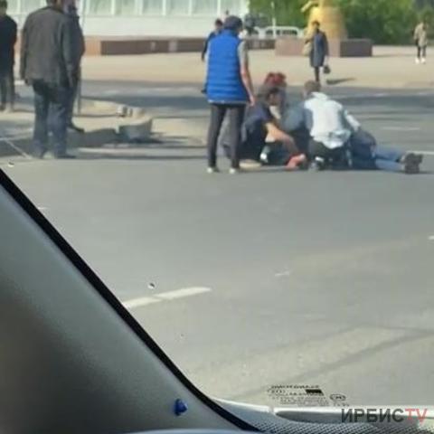 В Павлодаре автоледи на внедорожнике сбила на светофоре пешехода