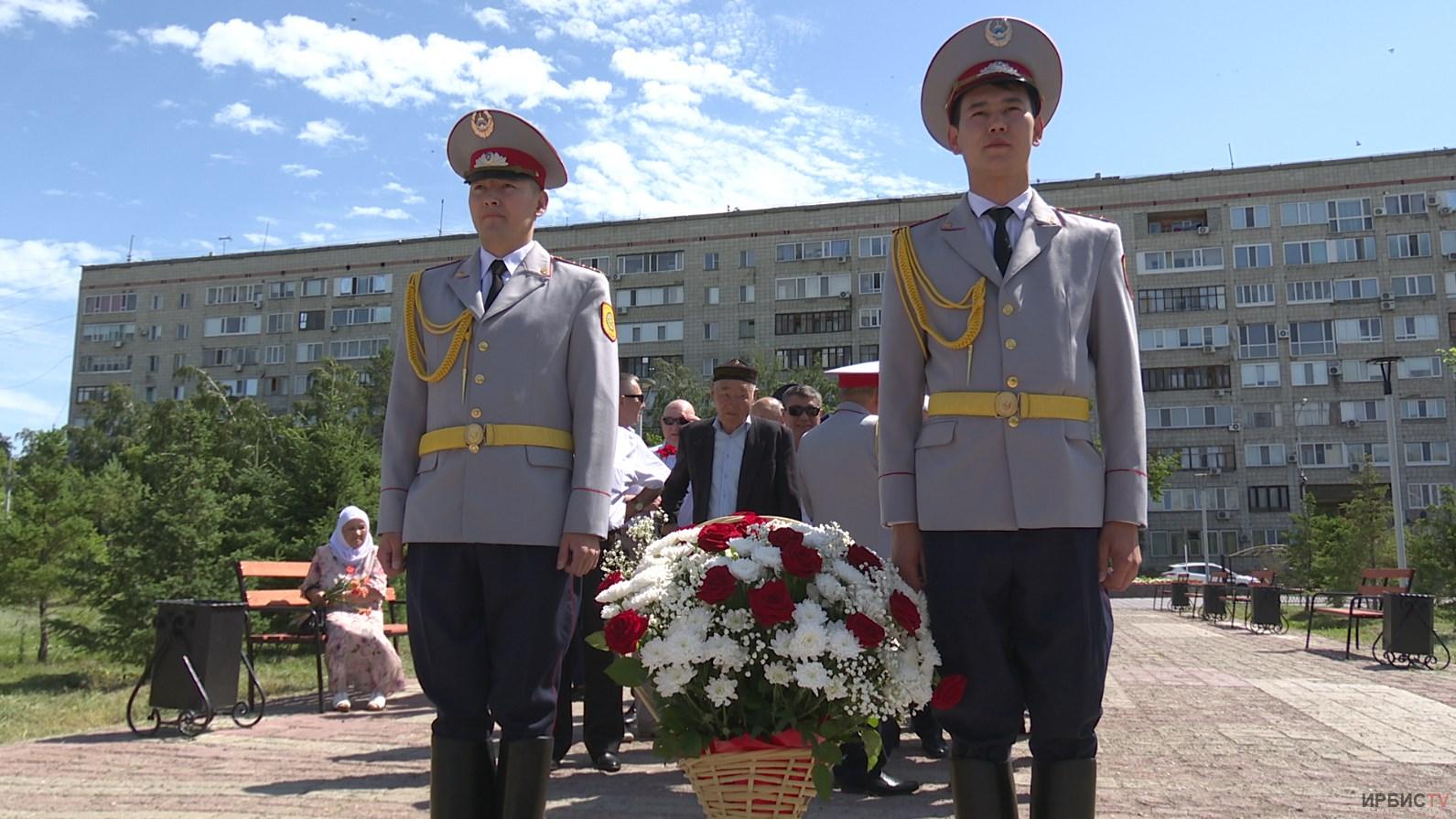 Память погибших сотрудников почтили коллеги в преддверии дня казахстанской  полиции в Павлодаре