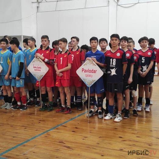 В Павлодаре стартовал турнир по волейболу