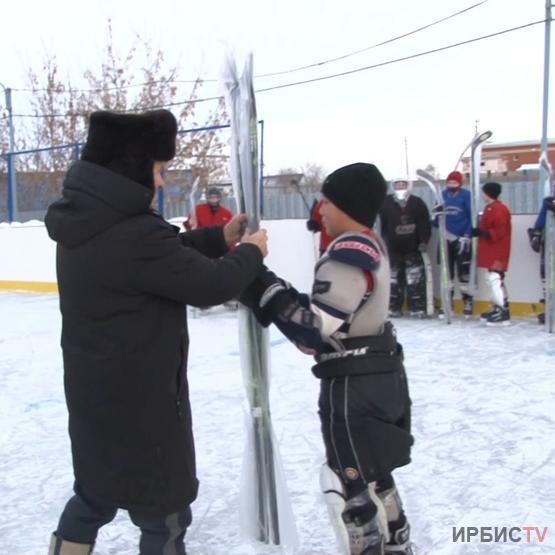«Рубиком» подарил юным хоккеистам из села новые клюшки