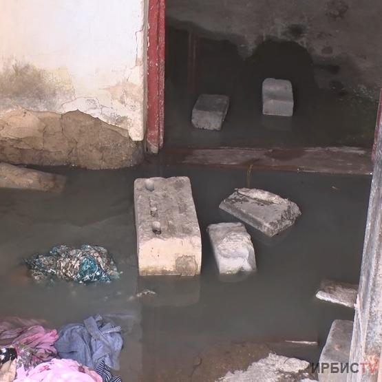 Жители павлодарской двухэтажки утопают в сточных водах