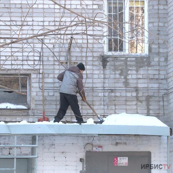 Нависшая угроза: кто должен убирать снег и сосульки с крыш многоэтажек в Павлодаре?