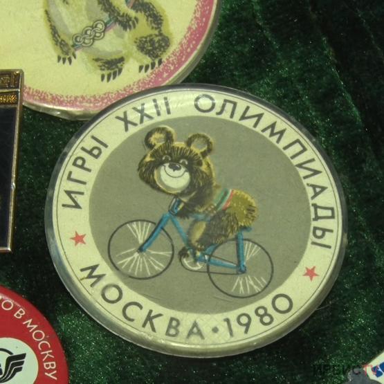 Житель Аксу собрал коллекцию значков об Олимпиаде - 80