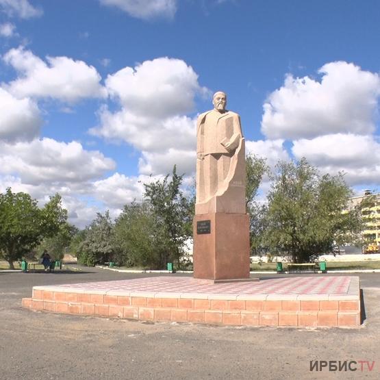 Памятник Абаю Кунанбаеву реконструировали в поселке Солнечный