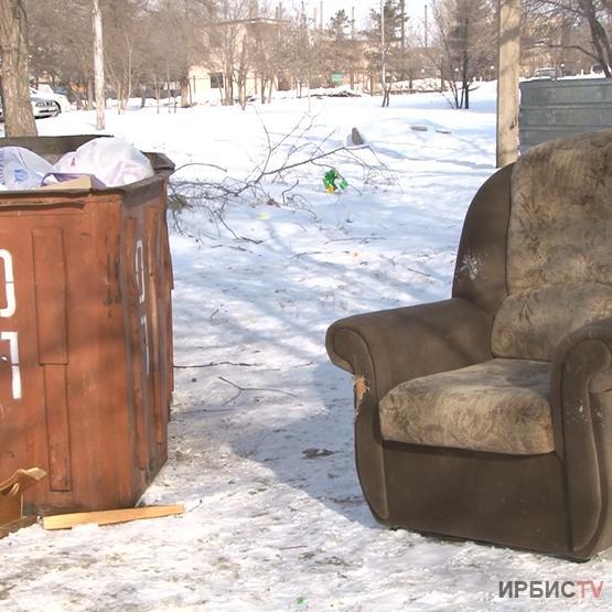 Культура складирования: крупногабаритный мусор - проблема  для коммунальщиков в Павлодаре