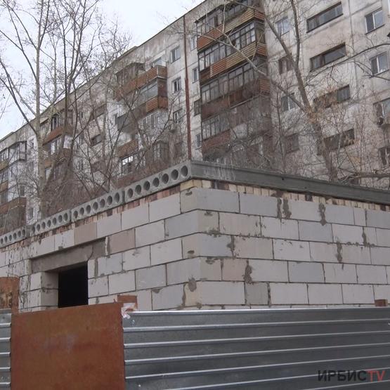 Жители домов по Каирбаева продолжают бороться за свой двор