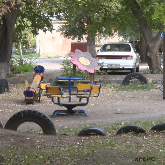 В Павлодаре подрядная организация ЖКХ приехала устанавливать детскую площадку не в тот двор