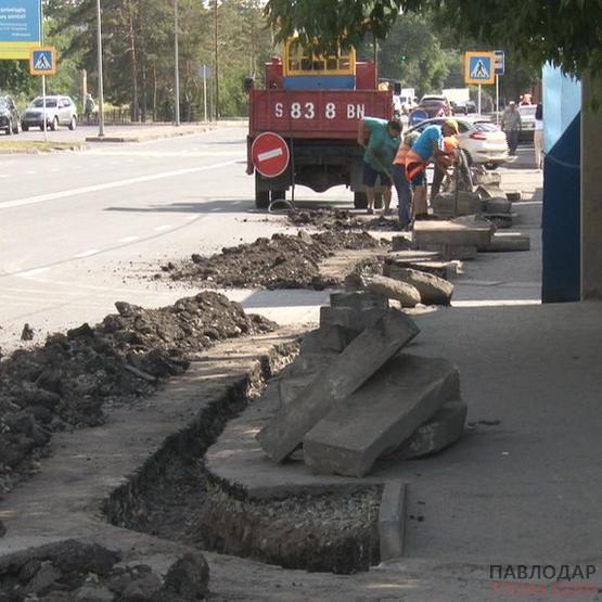 Обновить бордюры и расширить парковку на центральных улицах города решили коммунальщики