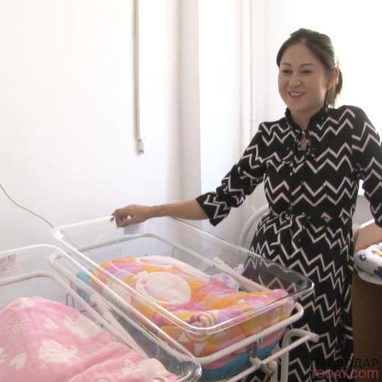 Сразу пять пар двойняшек родились за неделю в Павлодаре