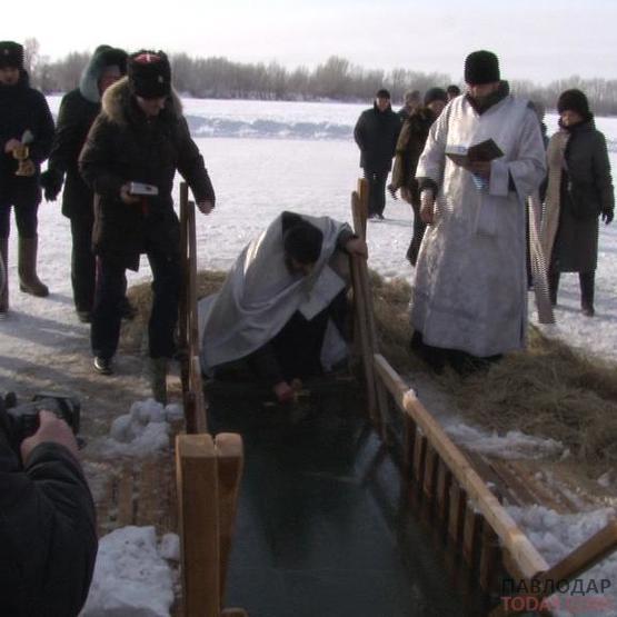 Сотни верующих встречают в храмах один из важных православных праздников — Богоявление