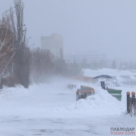 Центральную набережную замело