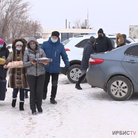 Павлодарские волонтеры привезли горячие обеды сотрудникам блокпостов