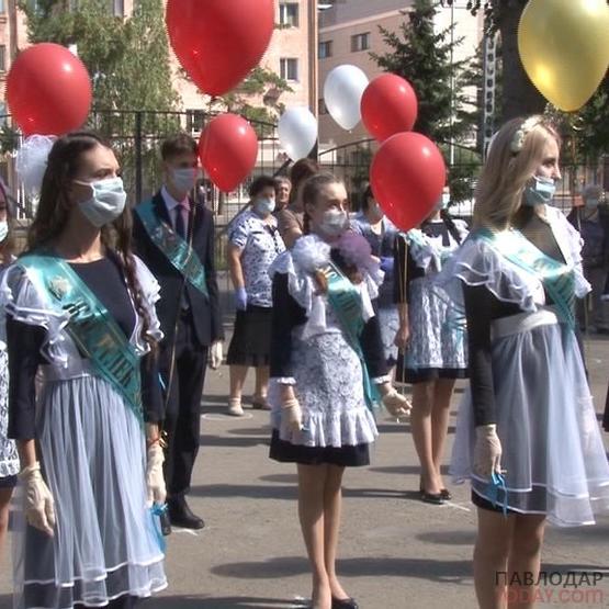 В условиях карантина торжественную линейку провели только для 11-классников