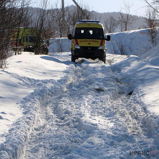 Из-за застрявшего в снегу реанимобиля беременную пациентку пришлось нести на руках в Павлодарской области