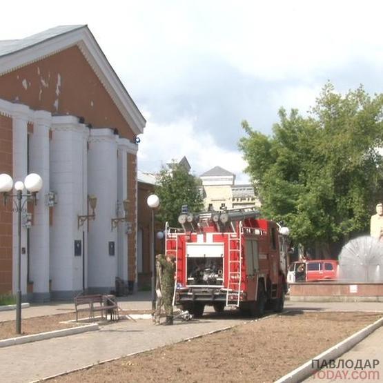 Пожарные расчеты у здания драмтеатра имени Чехова сегодня переполошили павлодарцев