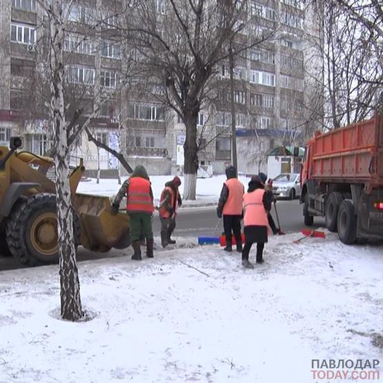 В сильный мороз люди в «оранжевых жилетах» расчищают улицы города от снега