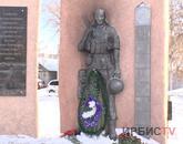 В Павлодаре неизвестные подожгли венки у монумента в честь воинов-миротворцев