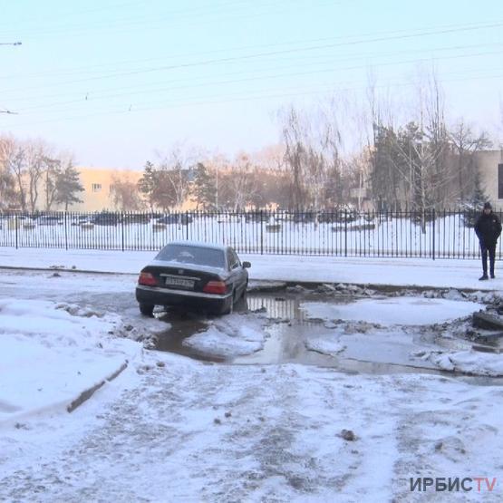 В результате коммунальной аварии в Павлодаре автомобиль угодил в промоину