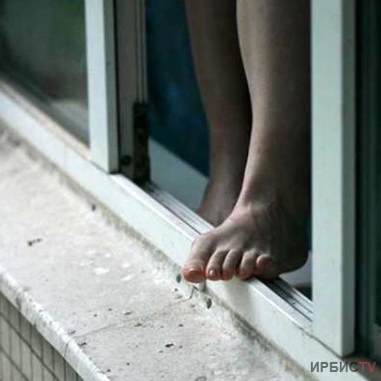 Ребенок выпал из окна многоэтажки в Павлодаре