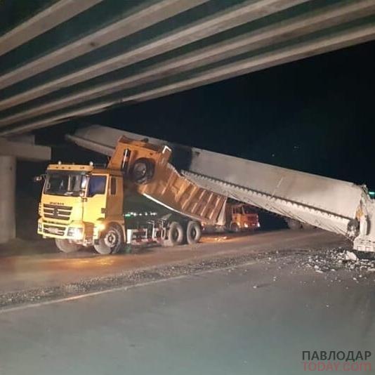 Водитель большегруза зацепился за мост и обрушил его в Павлодарской области