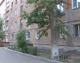 Павлодарца задержали за нападение на полицейского во дворе многоэтажки по улице Лермонтова