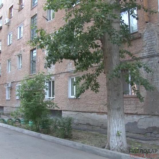 Павлодарца задержали за нападение на полицейского во дворе многоэтажки по улице Лермонтова