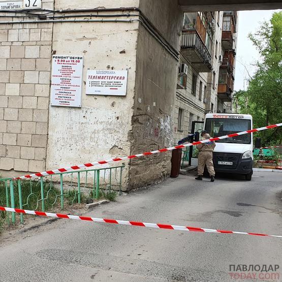 В Павлодаре мужчина упал с третьего этажа