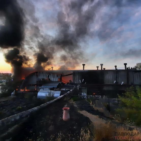 2 часа тушили крупный пожар на территории предприятия в северной промзоне Павлодара