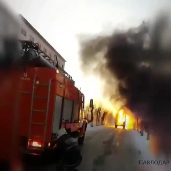 Карета скорой помощи сгорела в Экибастузе возле больницы