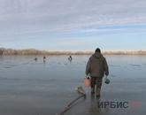 Павлодарские спасатели ловят рыбаков на тонком льду