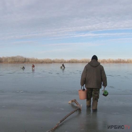 Павлодарские спасатели ловят рыбаков на тонком льду