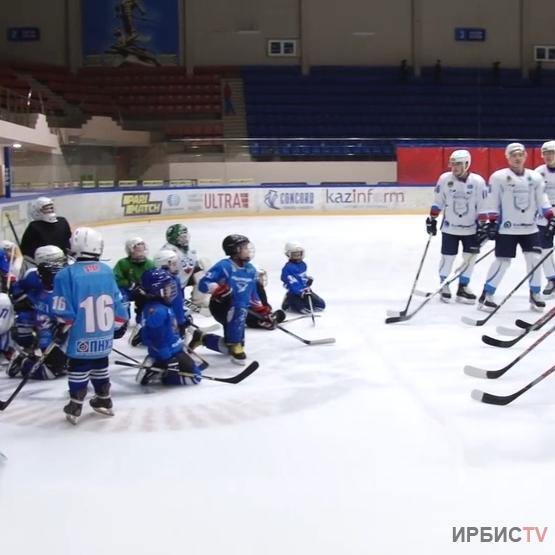Павлодарские хоккеисты провели мастер-класс для детей