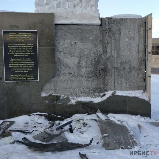 Монументальное ДТП: в Павлодаре разрушили памятник соледобытчикам