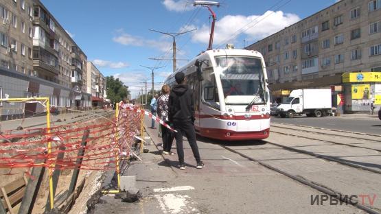 Провалился в яму: павлодарцы требуют решить проблему с опасными трамвайными остановками