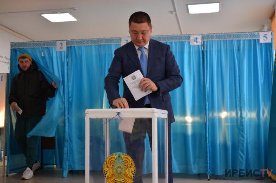 Аким Павлодарской области проголосовал на выборах