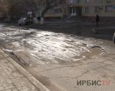 Латать дыры на дорогах начали коммунальщики в Павлодаре