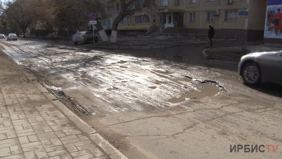 Латать дыры на дорогах начали коммунальщики в Павлодаре
