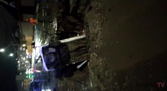 Провальное дело: в Павлодаре водители намерены подать в суд на монополиста из-за ямы на дороге