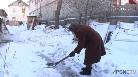 Одинокой пенсионерке  из Павлодара грозит штраф за сугробы возле дома