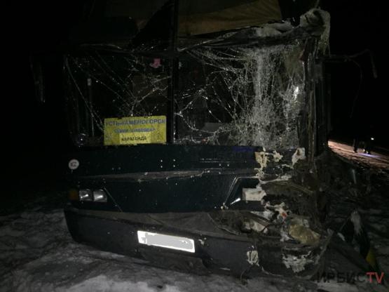 Автобус с пассажирами столкнулся с грузовиком на трассе в Павлодарской области
