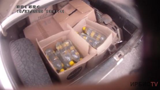 50 литров суррогатного алкоголя нашли в машине полицейские