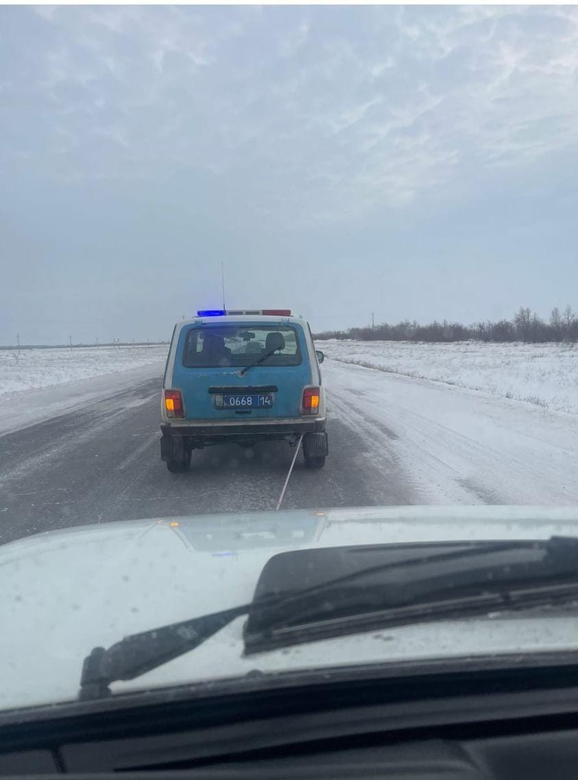 Полицейские помогли павлодарцам, которые застряли на трассе в мороз