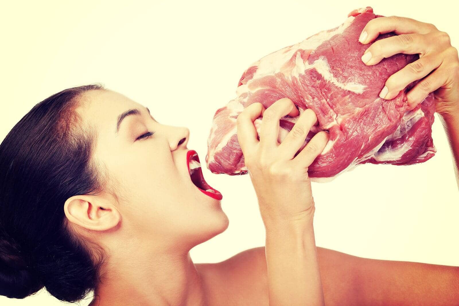 Meat girls. Женщина ест сырое мясо.