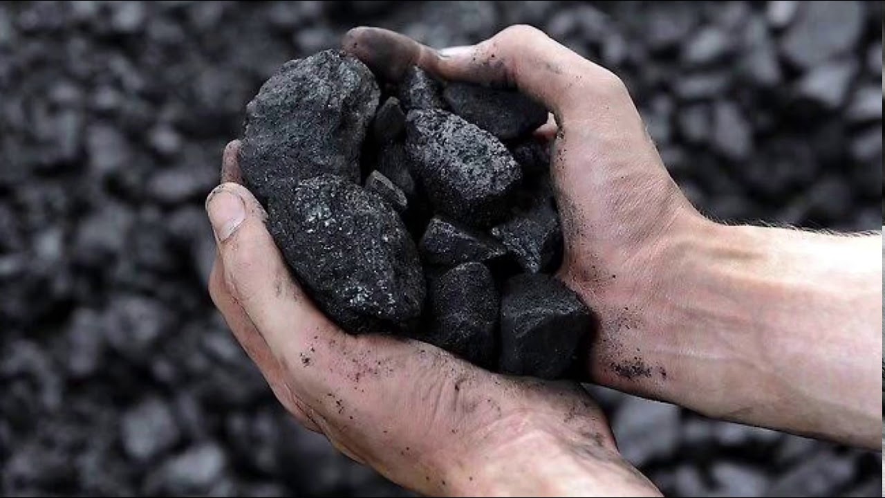 Уголь в руках